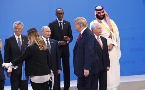Ông Trump và Putin nhìn nhau bằng 'Ánh mắt của năm'