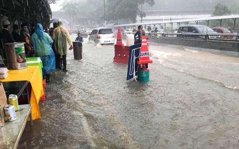 Xem video CĐV Malaysia 'lội nước' đến sân Bukit Jalil