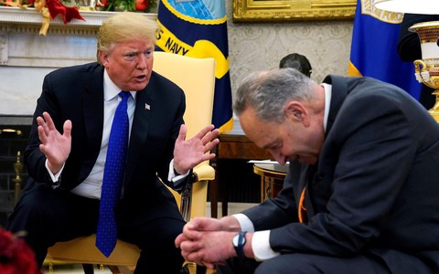Nhân vụ xả súng ở Pháp, ông Trump lại đòi xây tường biên giới Mexico