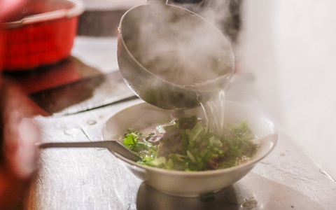 Chồng ơi mau về để cả nhà quây quần quanh nồi phở
