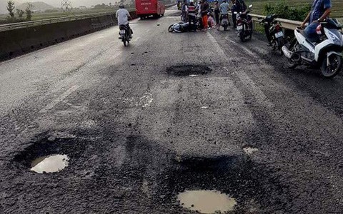 Làm rõ tai nạn chết người vì sụp ‘ổ voi’ trên quốc lộ 1