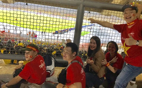Khách Việt coi bóng đá qua hàng rào, đòi Malaysia bồi thường!