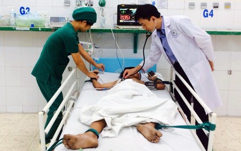 Bé trai 13 tuổi vỡ đại tràng do dùng máy thổi hơi thổi vào hậu môn