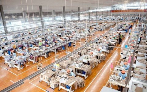 Sông Hồng và 30 năm tự hào xuất khẩu hàng may mặc, chăn ga gối Việt