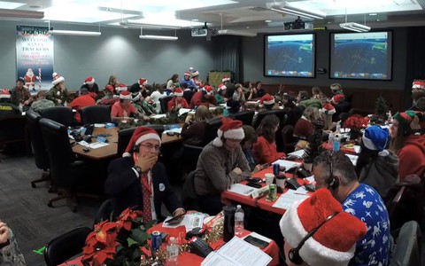 Chính phủ hết tiền, quân đội Mỹ vẫn 'theo dõi' ông già Noel