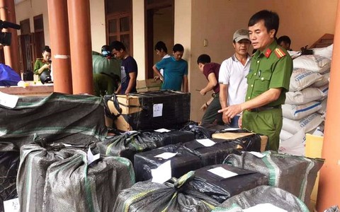Chở hơn 1 tấn pháo, tài xế bỏ chạy khi gặp cảnh sát