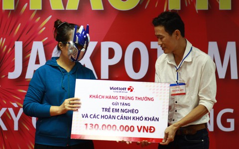 Trúng số 13,3 tỉ, tặng 280 triệu đồng cho trẻ em và người nghèo
