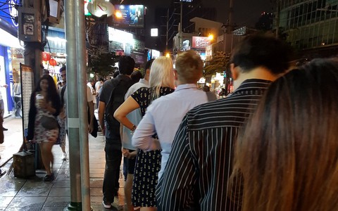 Học người Bangkok xếp hàng chờ xe ôm