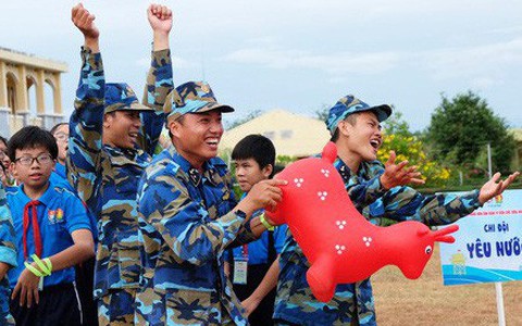 Chiến sĩ trẻ tranh tài với các bé thiếu nhi