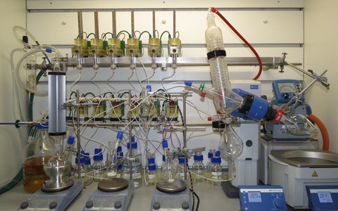 Hệ thống “chemputer” mới có thể cách mạng hóa sản xuất thuốc