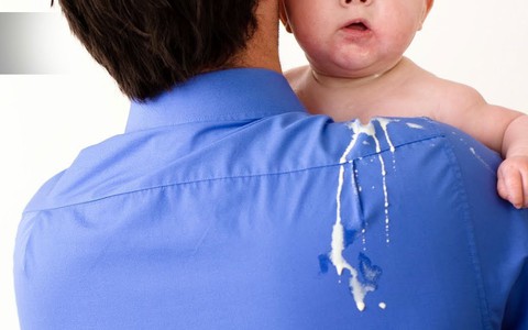 Trẻ nôn ói, ba mẹ làm gì?