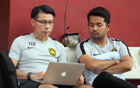 HLV Malaysia nghiên cứu băng hình VN trước buổi tập chiều 8-12