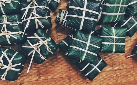Mạng xã hội dập dìu ảnh gia đình gói bánh chưng