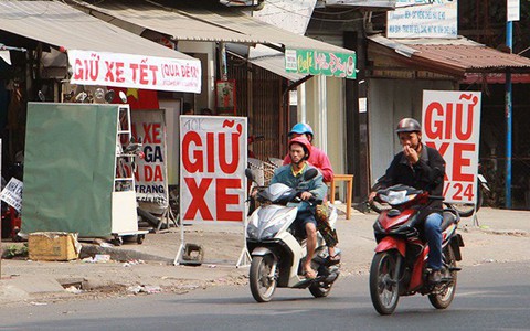 Gửi xe về quê ăn Tết, đắng lòng giao cho điểm giữ xe tự phát