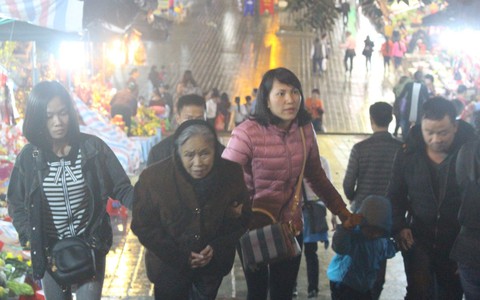 Xuyên đêm trẩy hội và mưu sinh ở chùa Hương