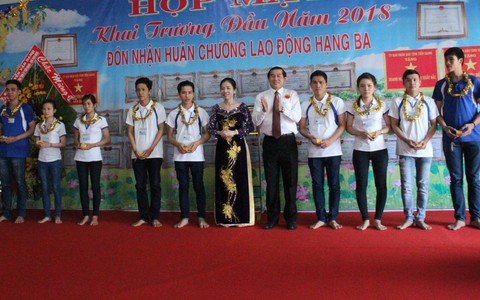 Công ty lì xì 500 chỉ vàng cho công nhân ngày khai trương đầu năm