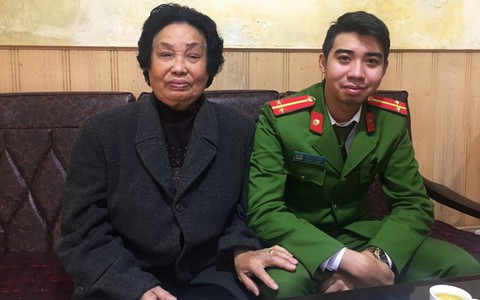 Cộng đồng mạng xúc động về anh cảnh sát trẻ cứu bà cụ đột quỵ
