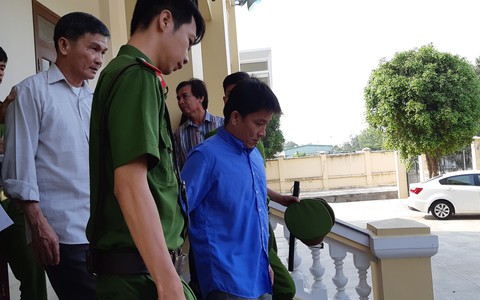 Hoãn xử vụ sà lan tông sập cầu Ghềnh vì vắng giám định viên