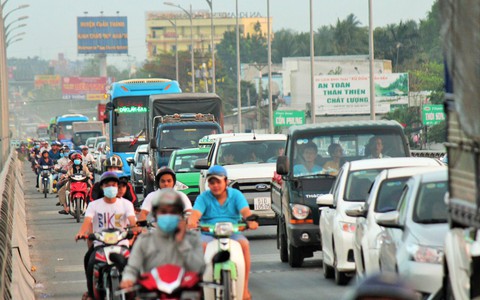 Chưa tết, cầu Rạch Miễu đã quá tải