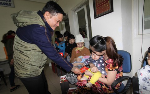 Quà xuân bạn đọc Tuổi Trẻ đến với bệnh nhi hiểm nghèo Đà Nẵng