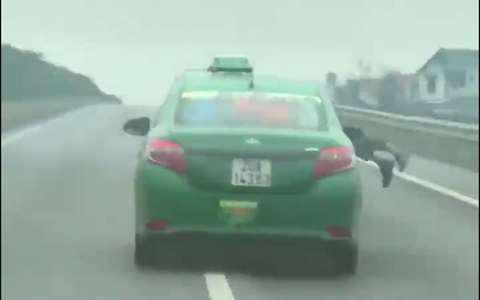 Taxi hất công an lên nắp capô phóng bạt mạng trên đường cao tốc