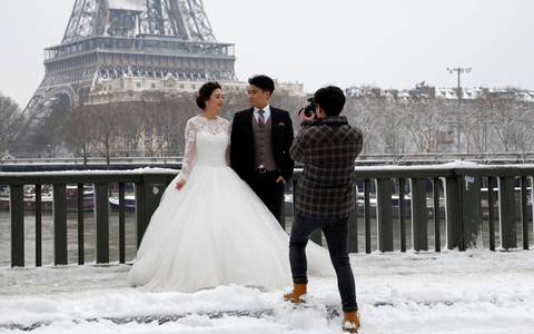 Chụp ảnh cưới nơi tháp Eiffel 'khoác' màu tuyết trắng