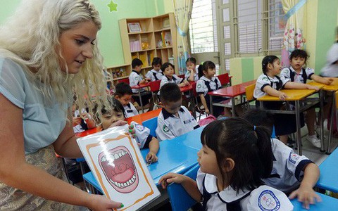 Tiếp tục đào tạo giáo viên dạy Toán, Khoa học bằng tiếng Anh