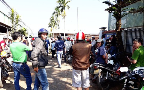 Dân khuân đồ đạc công ty và nhà giám đốc để 'xiết nợ'