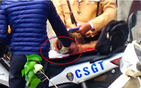Tạm đình chỉ cán bộ, CSGT liên quan 'clip mãi lộ'