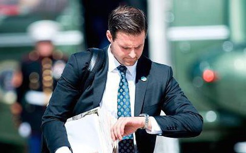 Sau Ngoại trưởng, ông Trump sa thải tiếp trợ lý riêng
