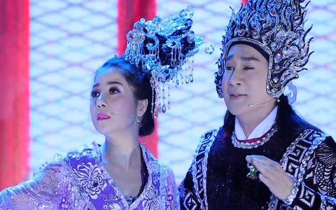 Kim Tử Long 'kè' Kiều Trâm trong liveshow nhạc quê hương