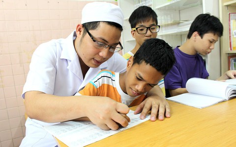 Anh điều dưỡng tâm lý của em nhỏ làng Hòa Bình
