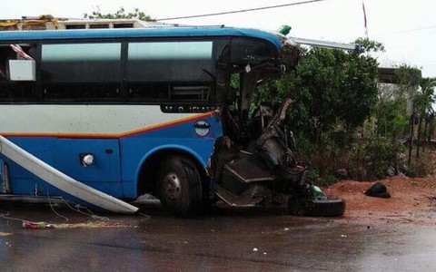 Xe khách va chạm xe tải, 3 người tử vong