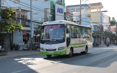 Đình chỉ tài xế xe khách vừa lái xe vừa ghi sổ