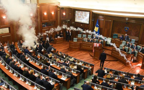 Video nghị sĩ Kosovo ném bình hơi cay phá phiên họp Quốc hội