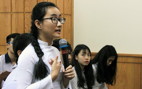 Học sinh bật khóc vì 'cô không nói gì ngoài giảng bài'