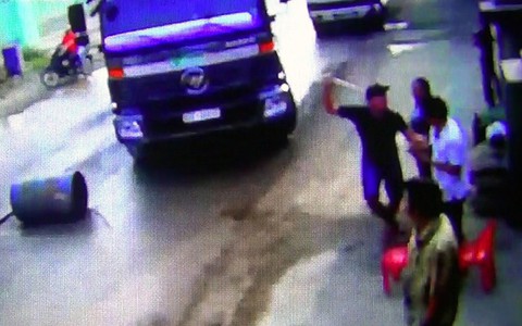 Dân chặn đường xe ben chở đá bị 'người lạ' cầm ống tuýp dọa đánh
