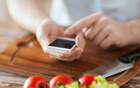 Gần 70, tôi vẫn làm 'ôsin' cho con gái không biết nấu ăn
