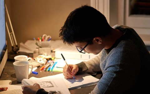 Thành tích học tập bỗng dưng tăng vọt, học sinh bị tâm thần