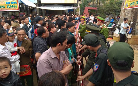 Góp 500.000 đồng 'xí chỗ', vẫn phải chen lấn xem chọi trâu