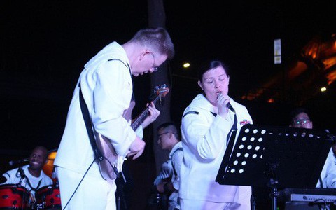 Hải quân Mỹ hát ‘Nối vòng tay lớn’ ở cầu Rồng - Đà Nẵng