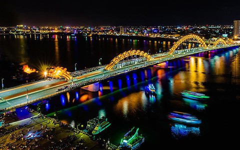 Cầu Rồng Đà Nẵng phun lửa chào đón thủy thủ Mỹ