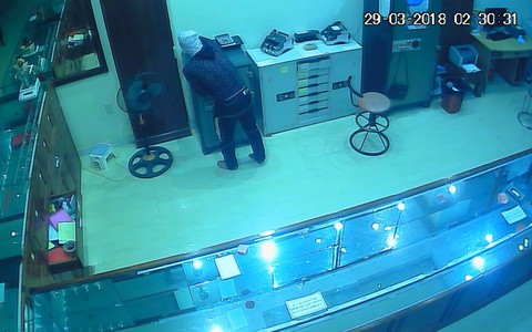 Bịt mặt, đột nhập tiệm vàng ‘khoắng’ 700 triệu đồng