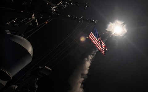 Ông Trump từng ra lệnh không kích Syria như thế nào?
