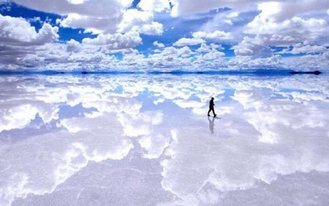 Salar de Uyuni - 'Chiếc gương bầu trời' ở Bolivia