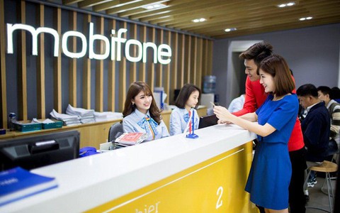 MobiFone tặng quà tri ân khách hàng đồng hành 1/4 thế kỷ