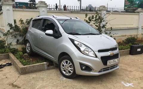 Giáo viên lùi xe bất cẩn, 1 học sinh tử vong