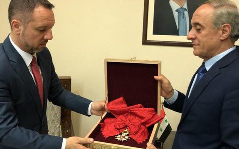 Syria trả lại huân chương cho Pháp kèm lời chửi xéo