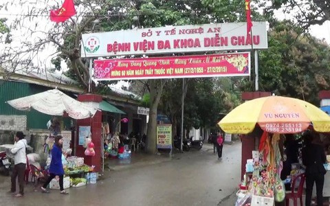Người nhà bệnh nhân lao xe máy vào phòng cấp cứu