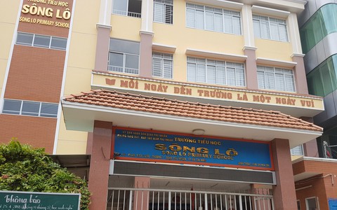Hạ bậc thi đua cô giáo dọa bắt học sinh ngậm dép